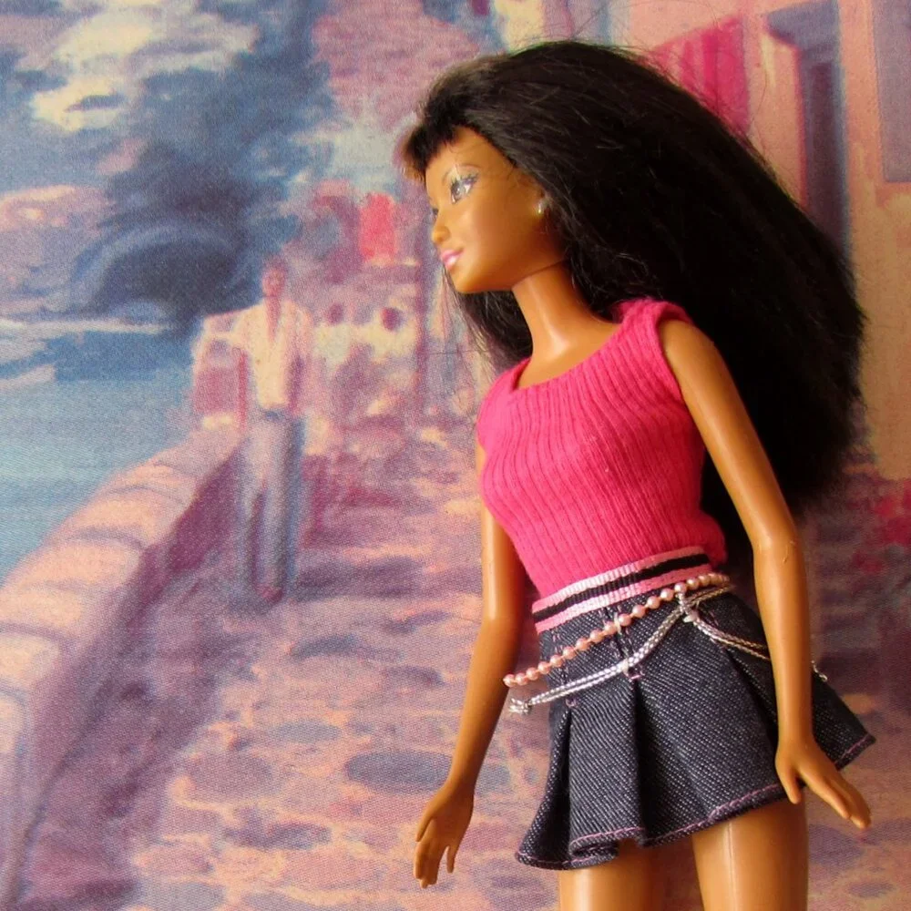 ETHNIC STREAKED HAIR BARBIE, LEGS BEND, BROWN HAIR w GOLD STREAK, BANGS + OUTFIT